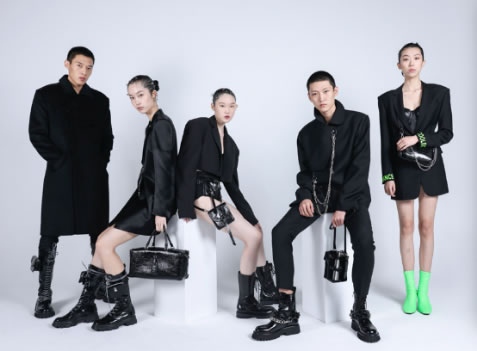 撷光而至,李宇春演绎最佳追光姿态 撷光而至,李宇春演绎最佳追光姿态