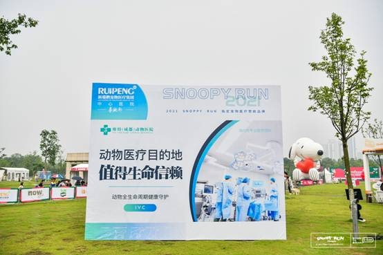 图片包含 草, 男人, 标志, 显示器 描述已自动生成