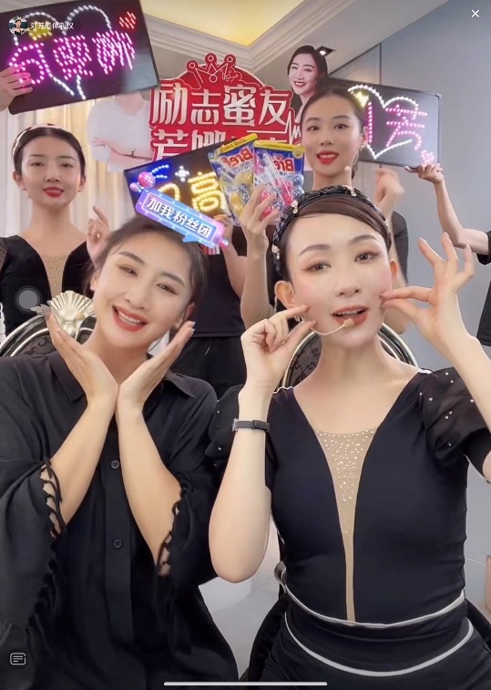 一群人站在一起合影的照片
描述已自动生成
